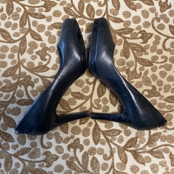 Tahari black leather heels - Picture 1 of 6